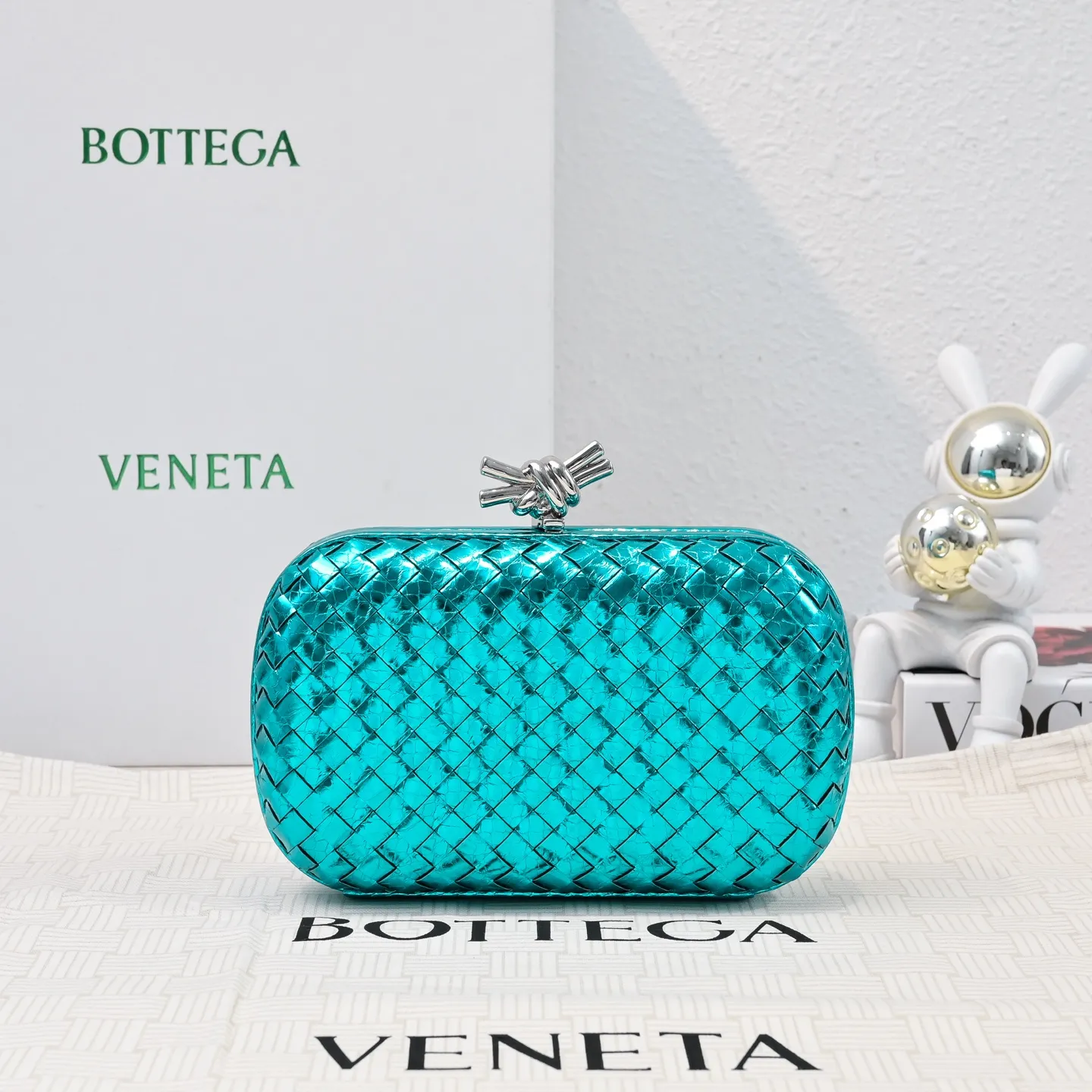 Batch 1860 #BV Knot snakeskin woven evening bag series 🐍 Fashion choice Rare snakeskin bags are full of charm 🌟Using snakeskin pattern woven with knot buckle, the unique texture makes you feel a different kind of refinement and elegance when you touch it 🎀 Its luster is low-key and luxurious, whether it is in the sun or under the light, it can reflect the charming colors 🌈 Holding it in your hand or hanging on your wrist will make you look more elegant and charming✨✨ Model: 717622 Size: 20x12x5.5